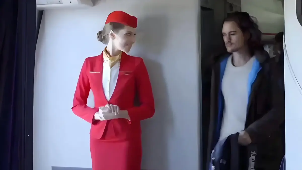 《私人航空》法国浪漫喜剧1080P高清无广告免费观看-私人航空20岁年龄差空中邂逅，一场打破偏见的甜蜜反击