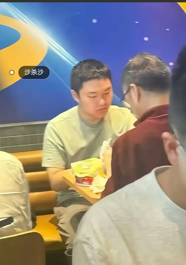 聚焦《上海第二工业大学沙哥》，沙哥回应最新动态，砸门视频及老师请沙哥吃汉堡哥视频全季资源免费获取！