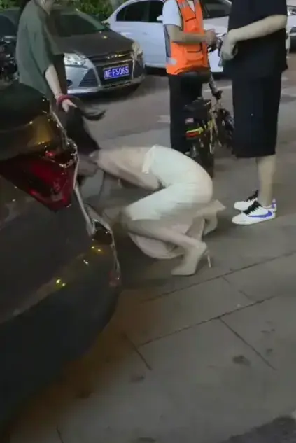 太可怕了！《白衣女子被抓头发跳河》视频流出，小三被扯发推入河中，现场目击者讲述血腥经过，高清无删减免费看！