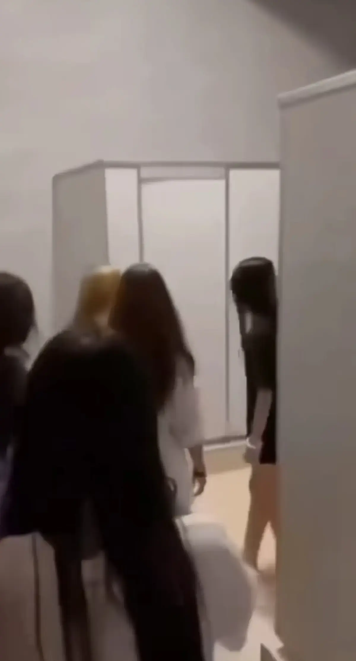 免费看《厕所保卫战》女生原视频，HD高清画质在线播放，百度/夸克/迅雷网盘资源持续有效