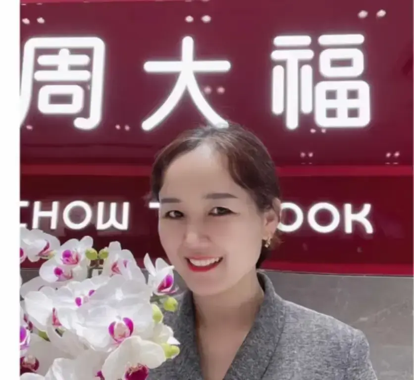 《周大福一拖三事件》精彩揭秘，射阳门店现场直击视频来袭