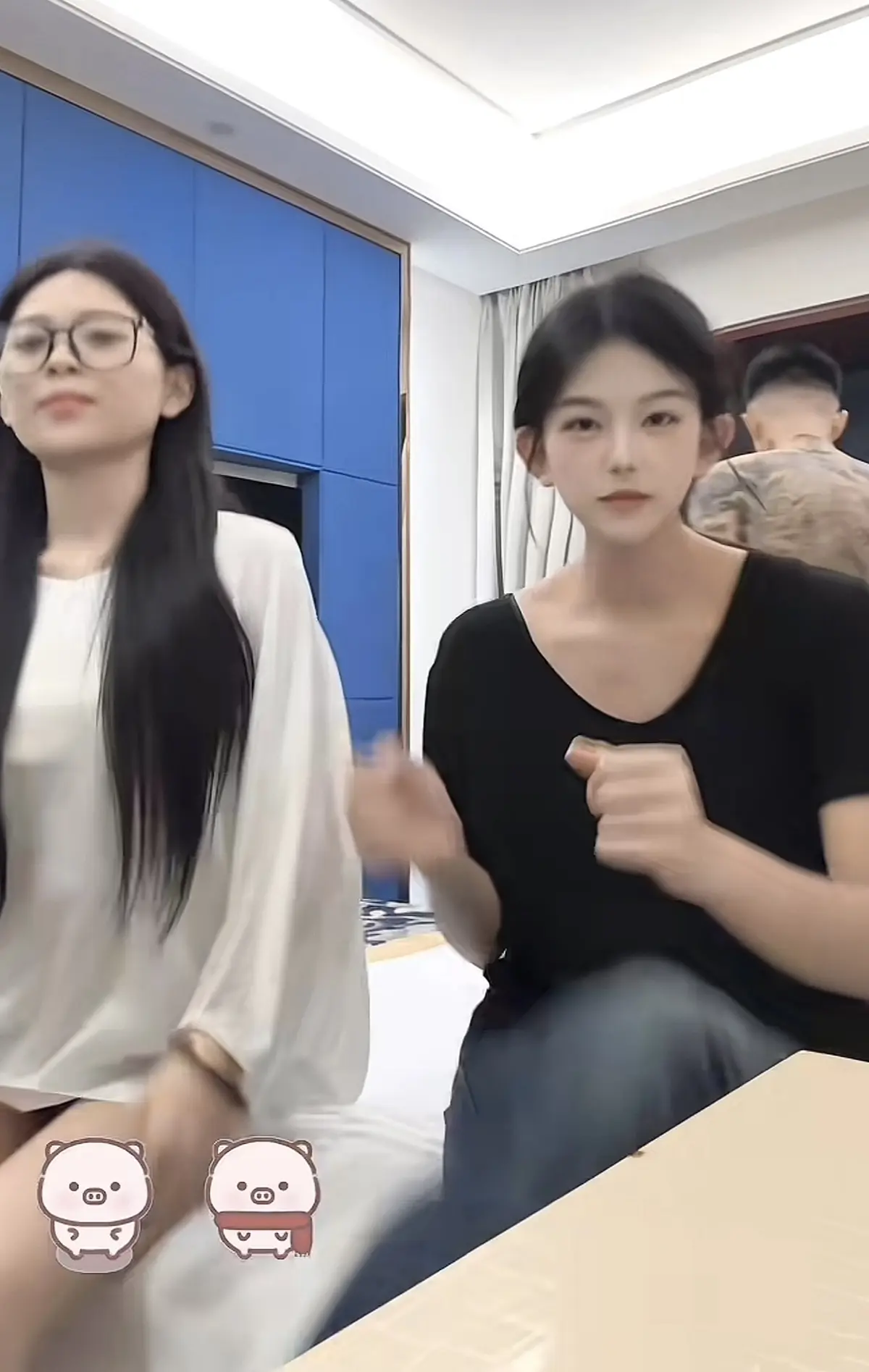 《小女王和诗颖陈美娇》蓝光无删减全片免费在线观看_《小女王诗颖午夜激情》幕后花絮揭秘_《小女王和诗颖陈美娇之校园风云》资源分享 - 无广告流畅体验 - 1v3反杀太猛了