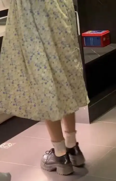 元歌镜头下的《元歌碎花裙合集》，内含甜系vlog，展现日系少女风碎花裙魅力，132GB高清资源夸克下载！
