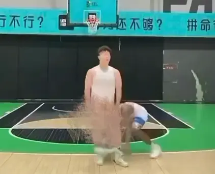 《牛教练的裤子》呈现黑哥偷袭牛教练惊人一幕，关键还扯裤甩圈