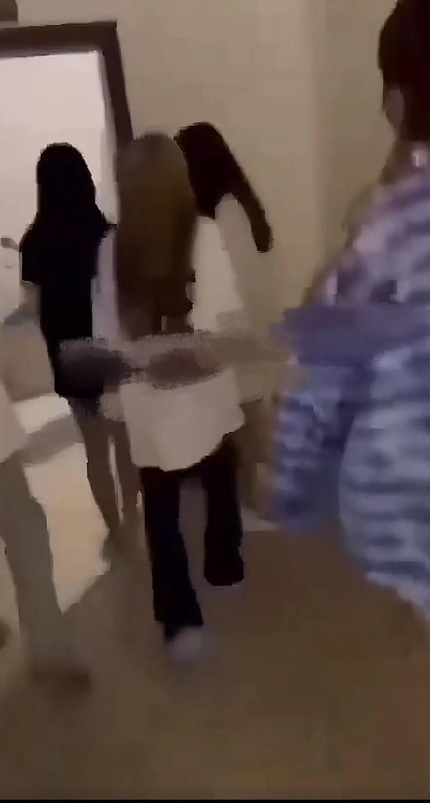 全网热搜《四川高中女厕所争夺战》，高清视频资源免费看，领略刺激的厕所保卫战，《四川高中女厕所争夺战》别错过！